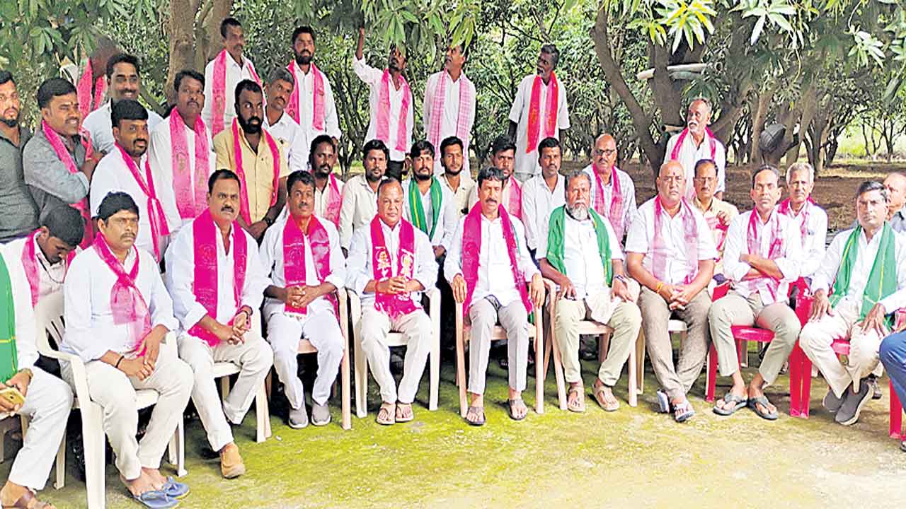 సీఎంను చేసినందుకు రైతుల నోట్లో మట్టి..