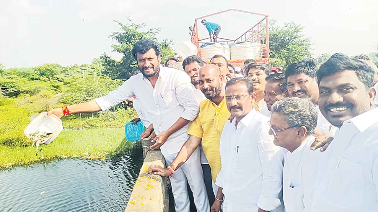 మత్స్యకారులను నిండా ముంచిన సర్కారు