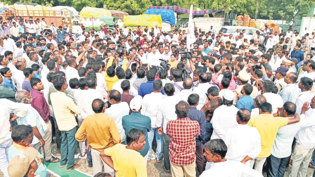 పత్తి కొనుగోళ్లకు బ్రేక్