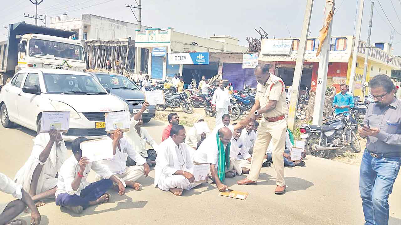 రైతుల రాస్తారోకో..