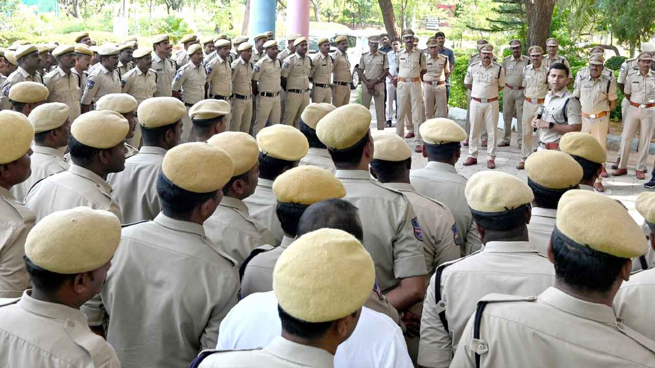 పోలీస్‌ కుటుంబాల పోరుబాట కూలీలుగా చూస్తున్నారని ఆవేదన