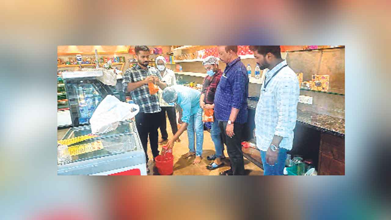 Sweets | నాణ్యతలేని స్వీట్లు.. వినియోగదారులకు అంటగడుతున్నారు