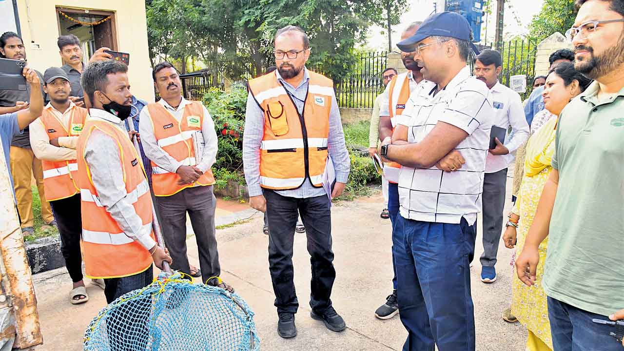 Ilambarthi | స్టెరిలైజేషన్‌తోనే వీధి కుక్కల బెడద నివారణ: బల్దియా కమిషనర్‌ ఇలంబర్తి