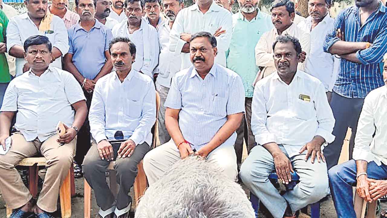 ఎమ్మెల్యే.. పొలిమేర దాటనివ్వం