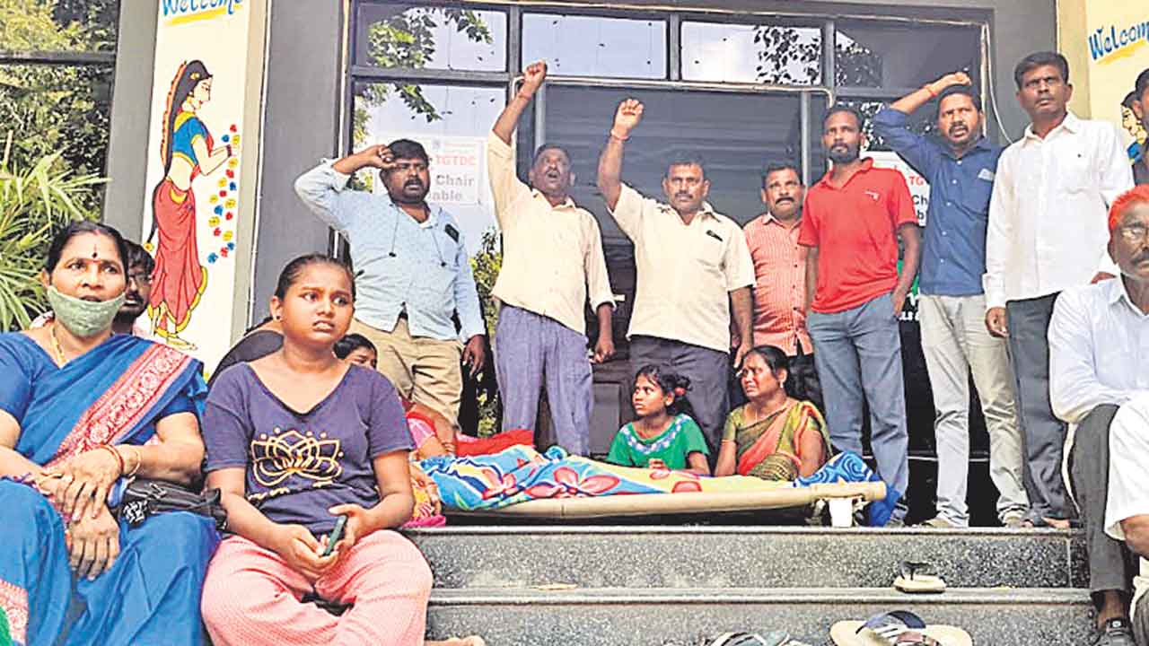 ఉద్యోగం నుంచి తొలగించడంతో ఆగిన గుండె