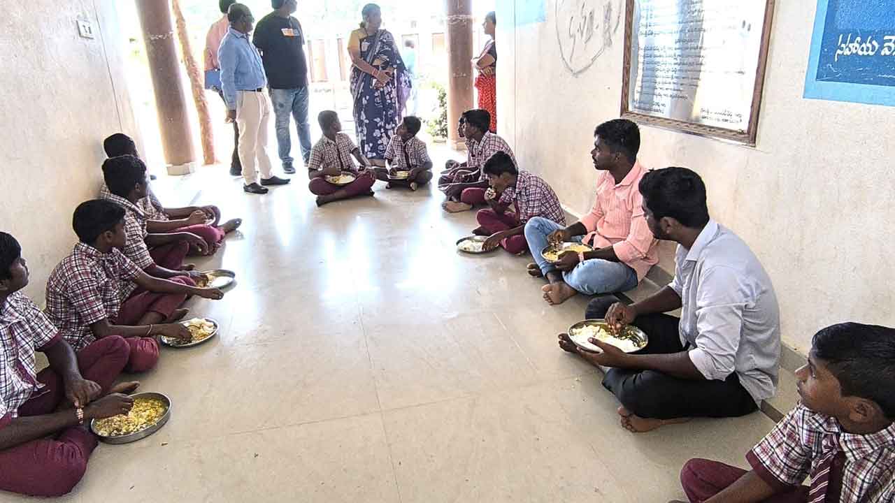 100 మందికి ముగ్గురే విద్యార్థినులు