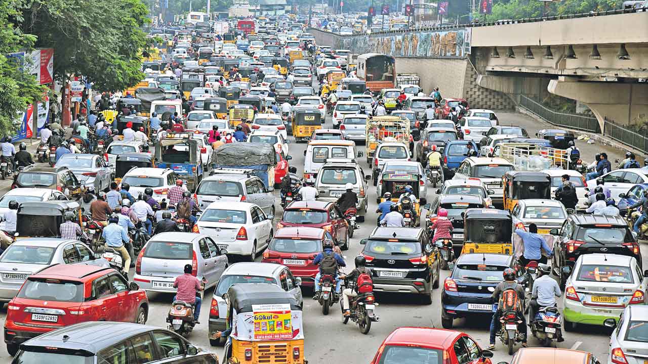 ట్రాఫిక్‌ గాలికి.. వసూళ్లకు పరుగులు..