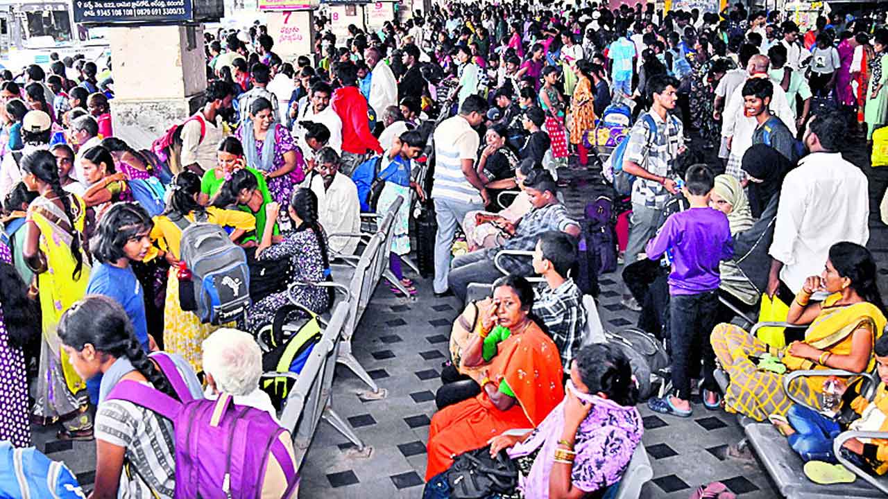 బస్సులు లేక.. వచ్చినవి చాలక..