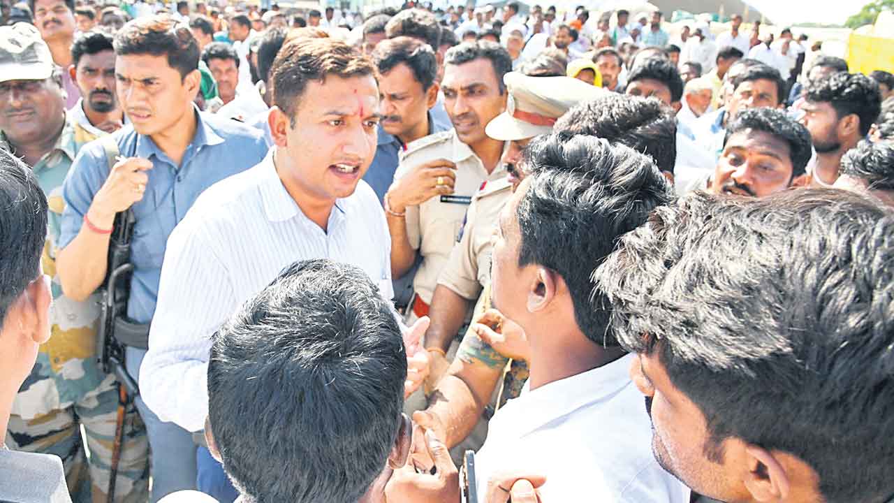 Cotton Farmers | కాల్మొక్తం సారూ పత్తి కొనండి.. అయినా కరుణించిన సీసీఐ