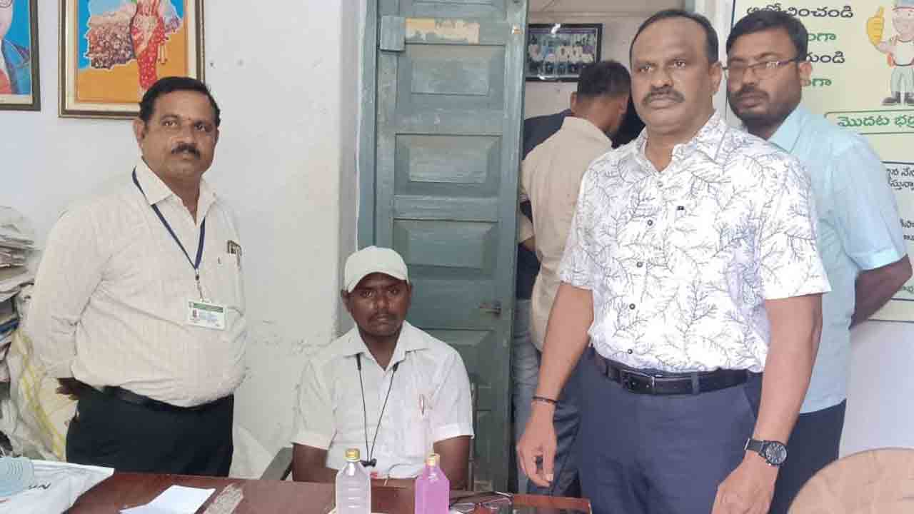ఏసీబీకి చిక్కిన లైన్ ఇన్స్పెక్టర్