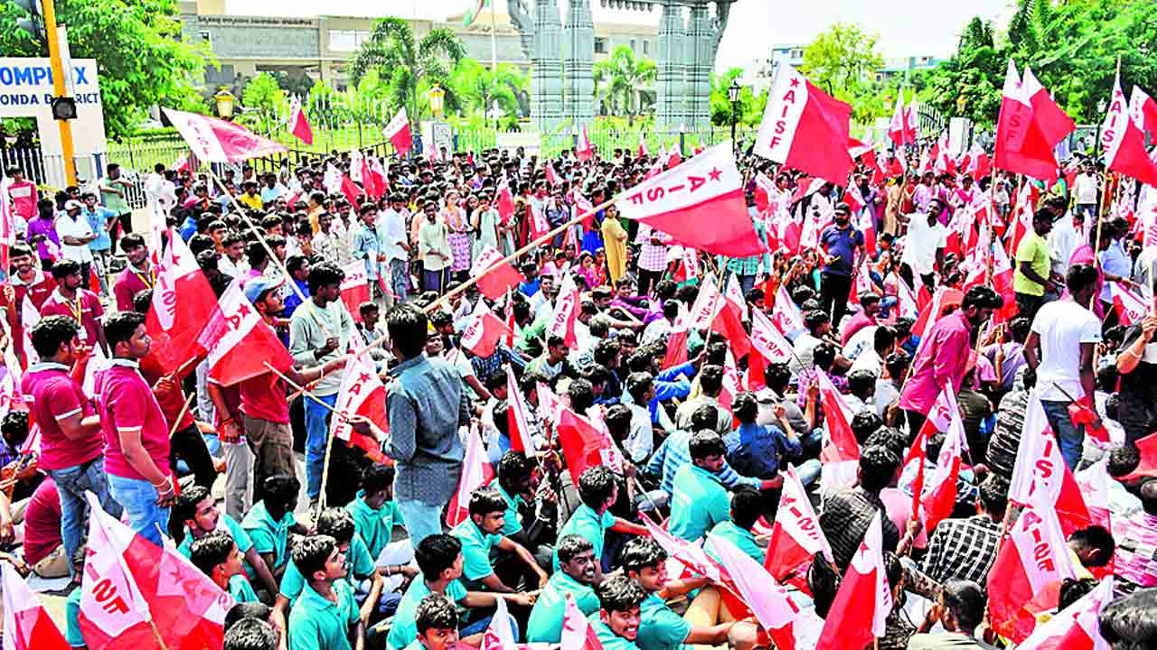 దద్దరిల్లిన కలెక్టరేట్లు