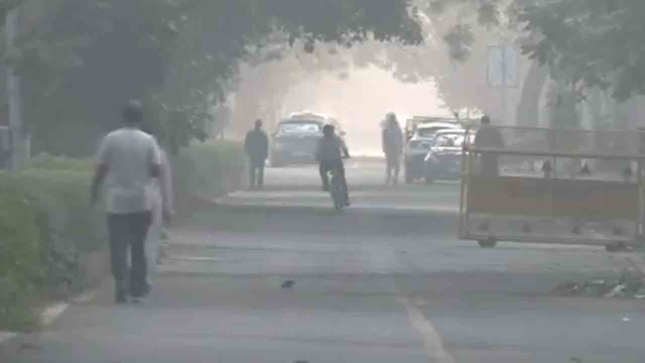 Air Pollution | ఢిల్లీలో కాస్త మెరుగుపడిన గాలి నాణ్యత.. అయినా ప్రమాదకరంగానే ఏక్యూఐ