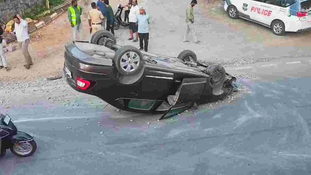 Accident | రోడ్డుపై కంకర.. ప్రజాభవన్‌ సమీపంలో పల్టీలు కొట్టిన కారు