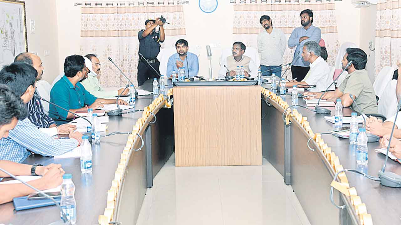 అభివృద్ధి పనులు వేగవంతం చేయాలి