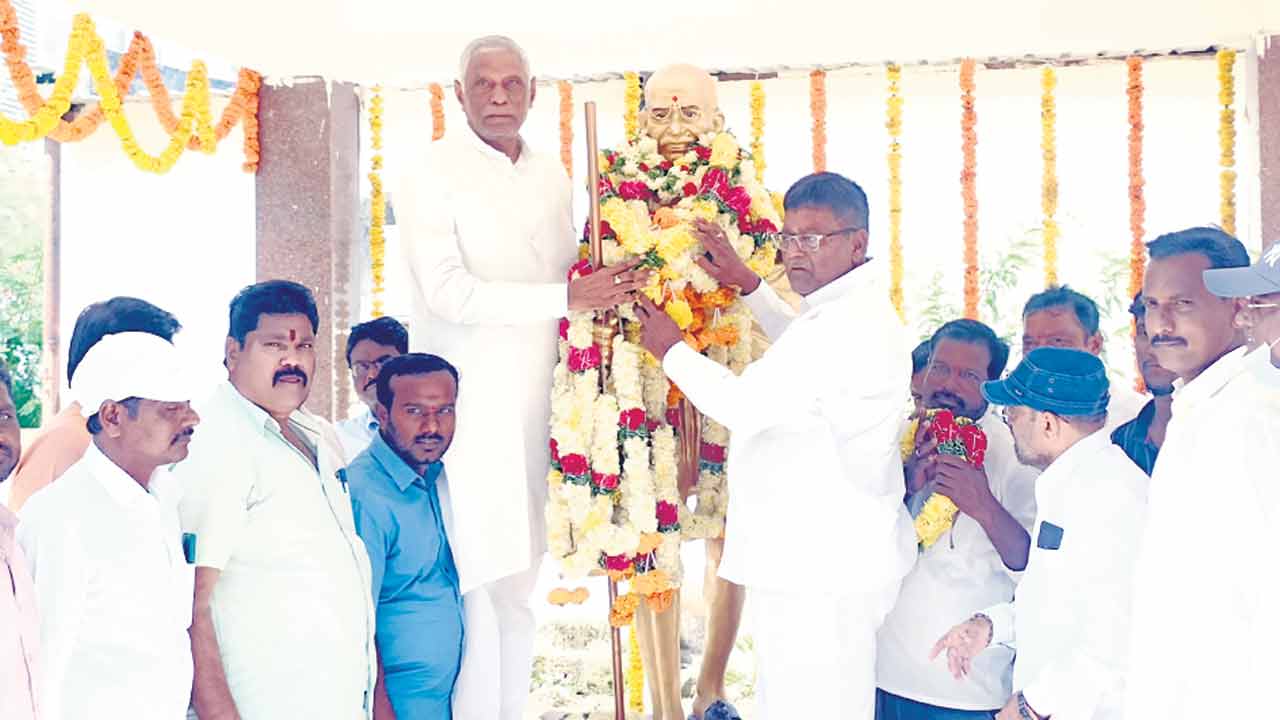 మహాత్ముడు చూపిన బాటలో నడవాలి