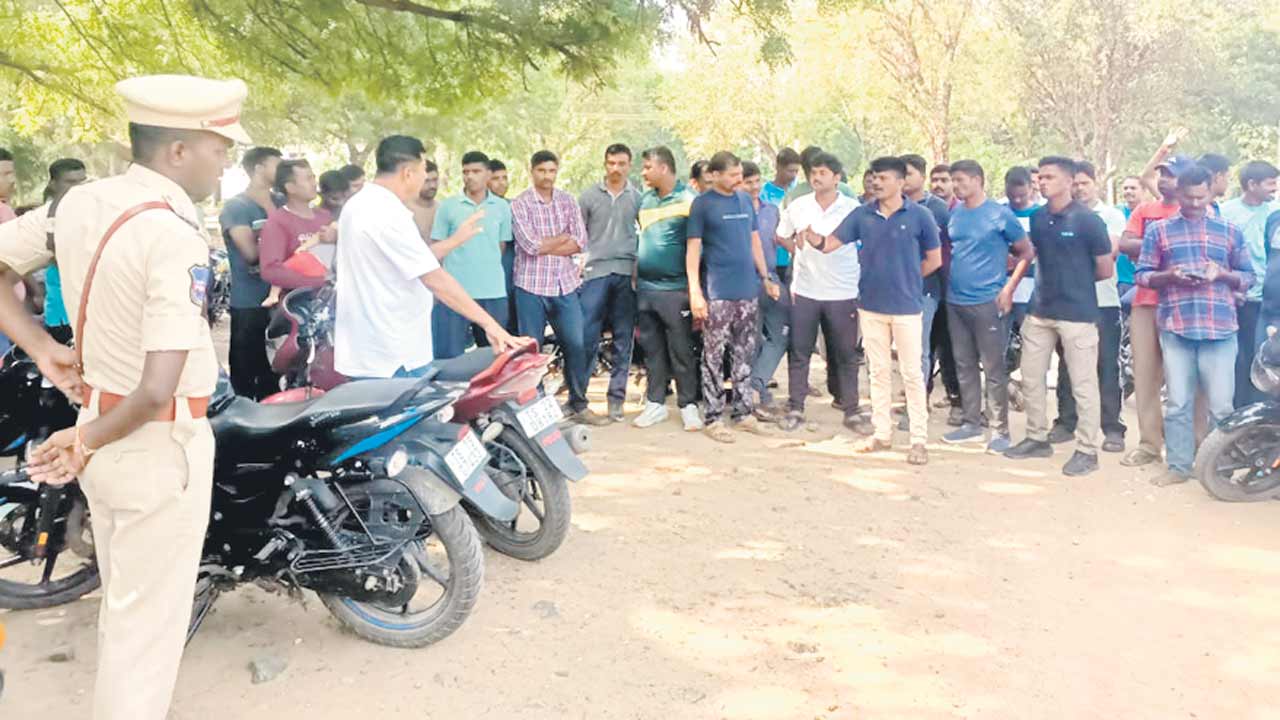 పోలీస్‌ బెటాలియన్‌ కానిస్టేబుళ్ల ఆందోళన