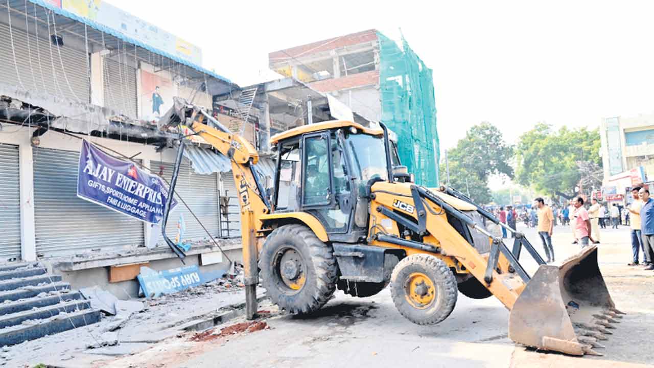 Mancherial | పండుగపూట పొట్ట గొడుతారా?.. మంచిర్యాల మార్కెట్‌ ఏరియా వ్యాపారుల ఆవేదన