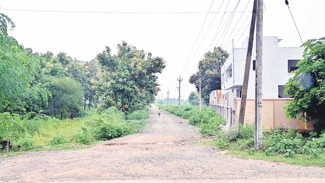 భూదాన్‌ భూమి కబ్జా కనిపించడం లేదా ?