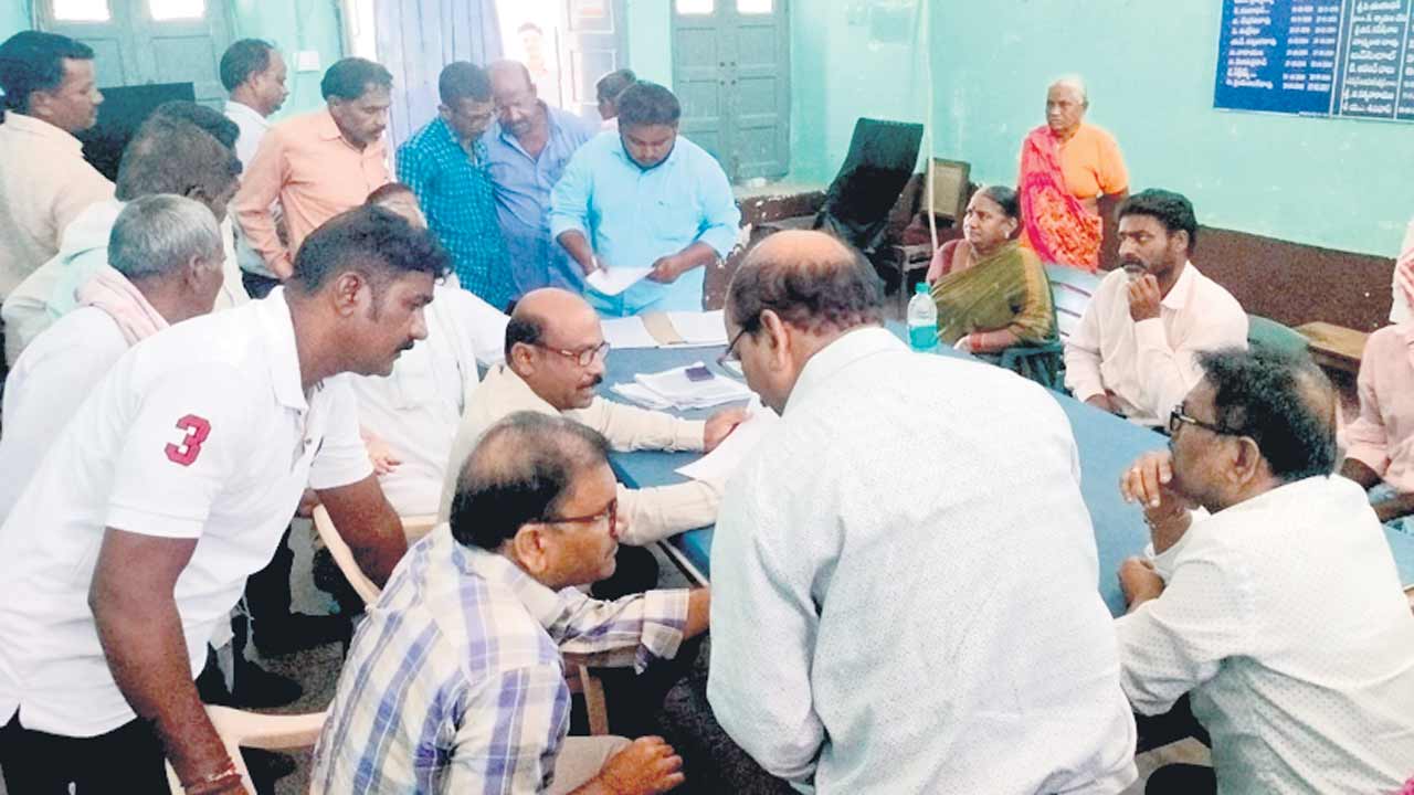 ‘ఎన్హెచ్-63’ బాధితులకు నోటీసులు