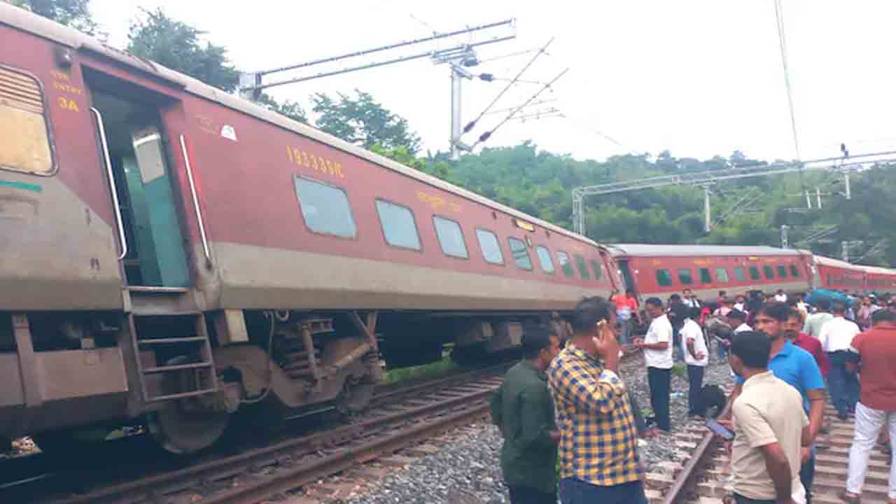 Train Derail In Assam | పట్టాలు తప్పిన అగర్తల-ముంబై ఎక్స్‌ప్రెస్ రైలు.. పలువురికి గాయాలు