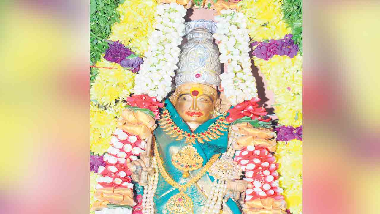 బ్రహ్మచారిణి అలంకారంలో అమ్మవారు