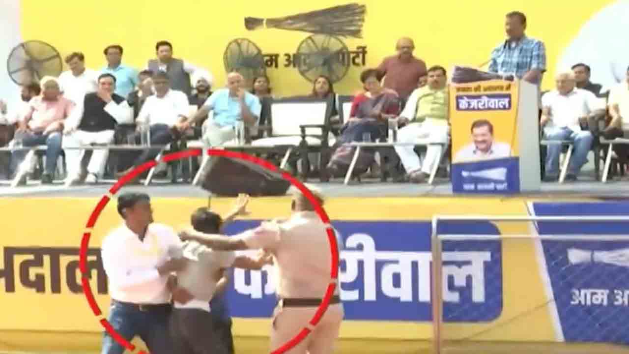 Watch: కేజ్రీవాల్ ప్రసంగిస్తుండగా వేదికపైకి వెళ్లేందుకు వ్యక్తి యత్నం.. తర్వాత ఏం జరిగిందంటే?