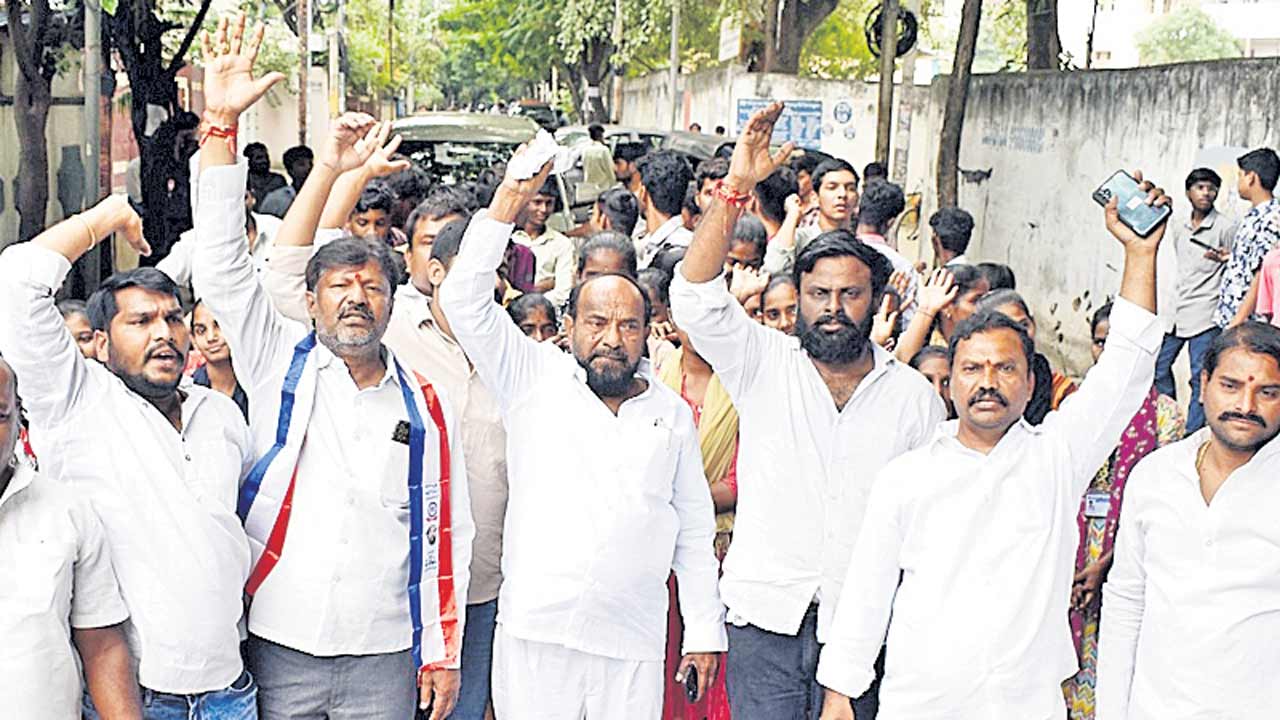 ఫీజు బకాయిలు చెల్లించాలి: ఆర్‌ కృష్ణయ్య