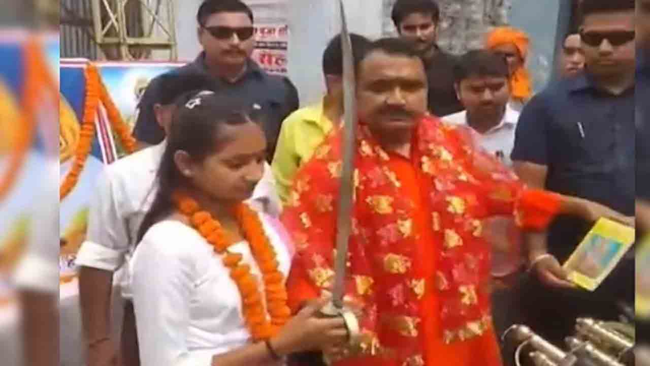 BJP MLA Distributes Swords | ‘దుర్మార్గుల చేతులు నరకండి’.. బాలికలకు కత్తులు పంపిణీ చేసిన బీజేపీ ఎమ్మెల్యే