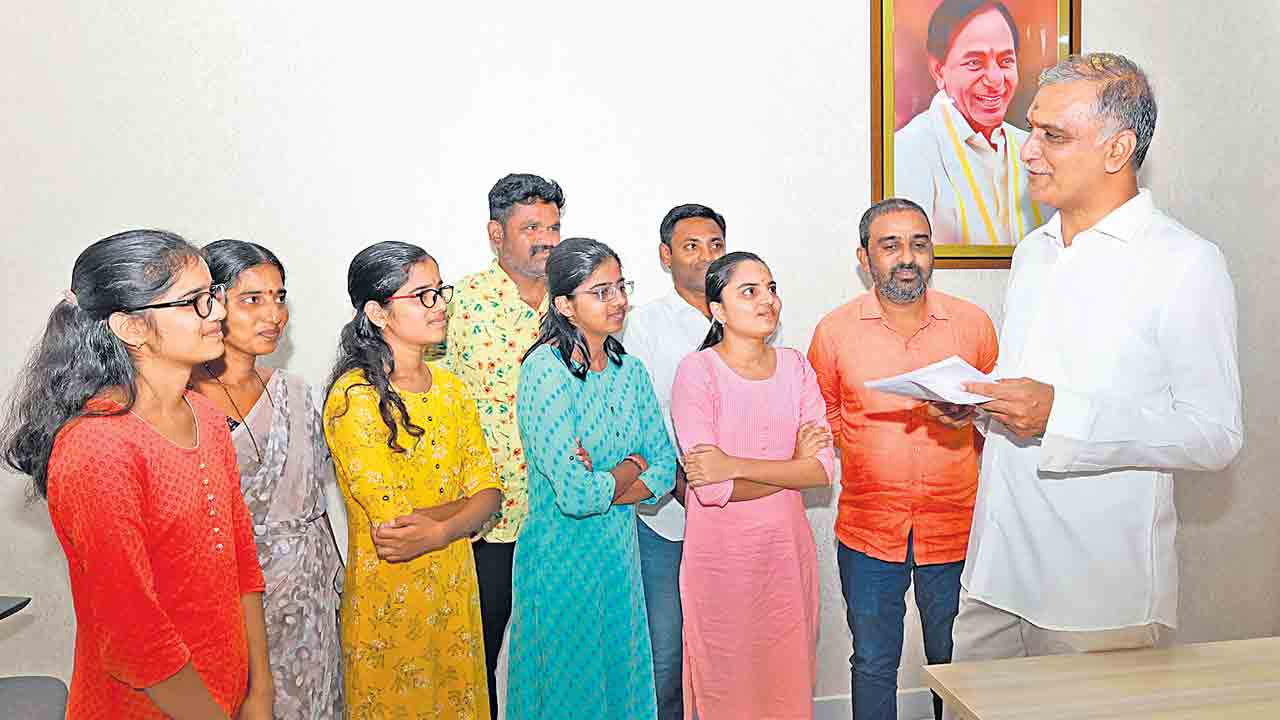 మెడికల్‌ విద్యార్థులకు హరీశ్‌రావు బాసట