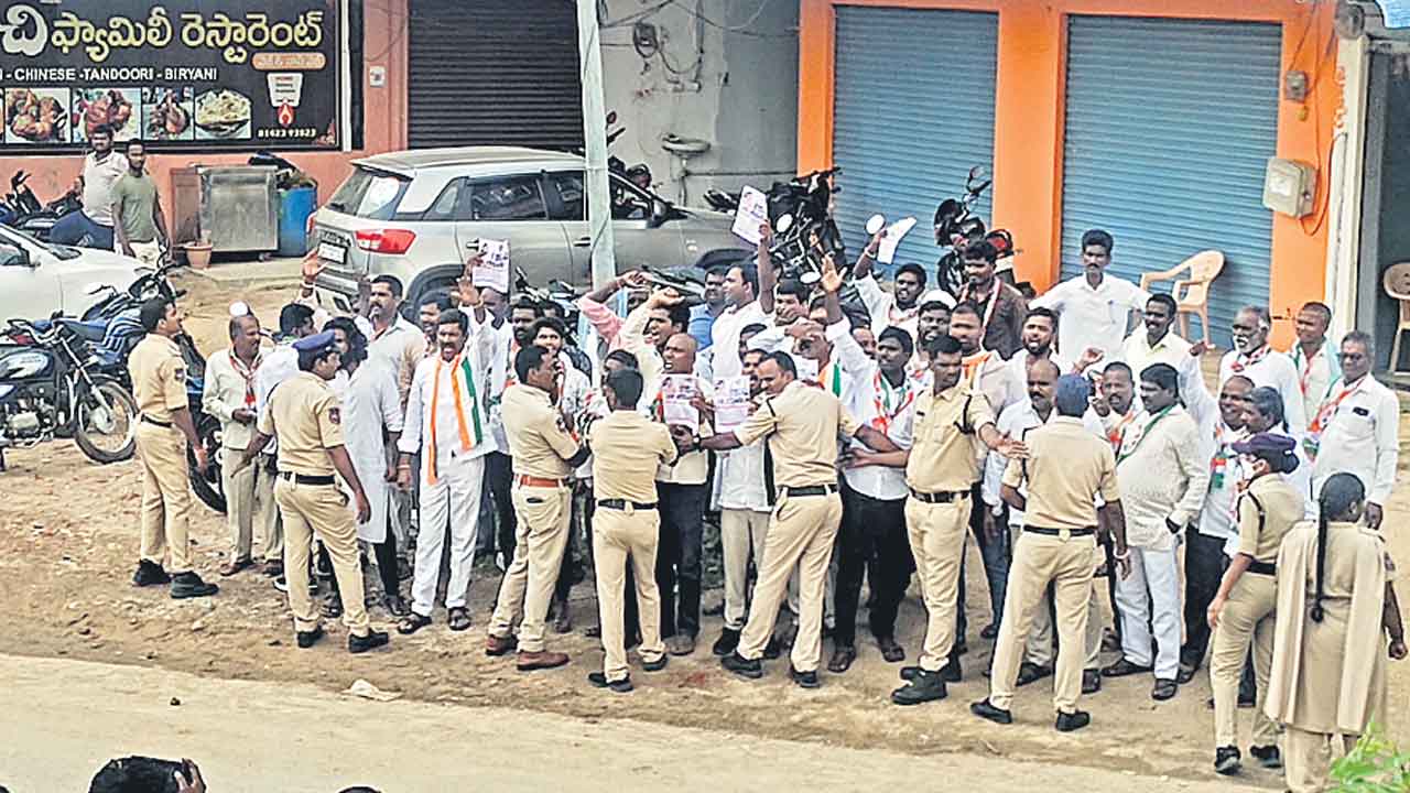 బీఆర్‌ఎస్‌ శ్రేణులు ప్రతి ఘటించడంతో ఉద్రిక్తత