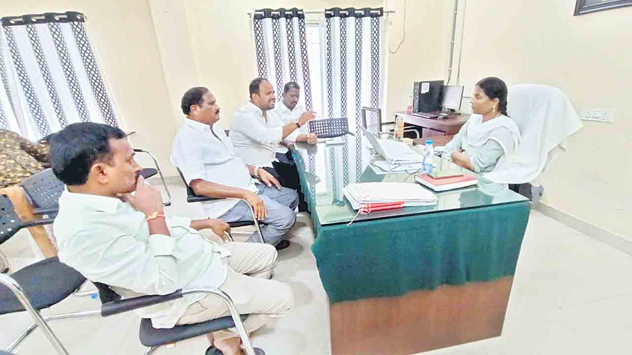 ఇందిరమ్మ కమిటీల్లో కాంగ్రెస్‌ నాయకుల పేర్లేంటి?