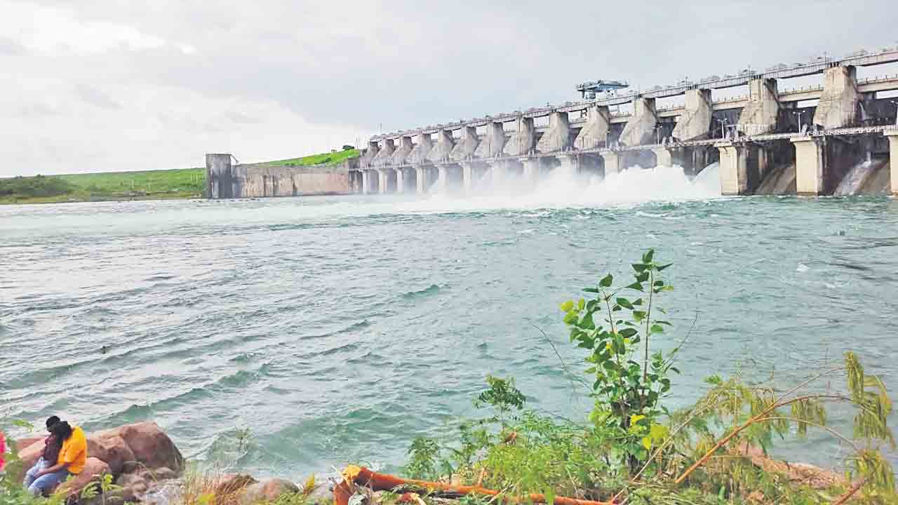 సింగూరుకు కొనసాగుతున్న వరద