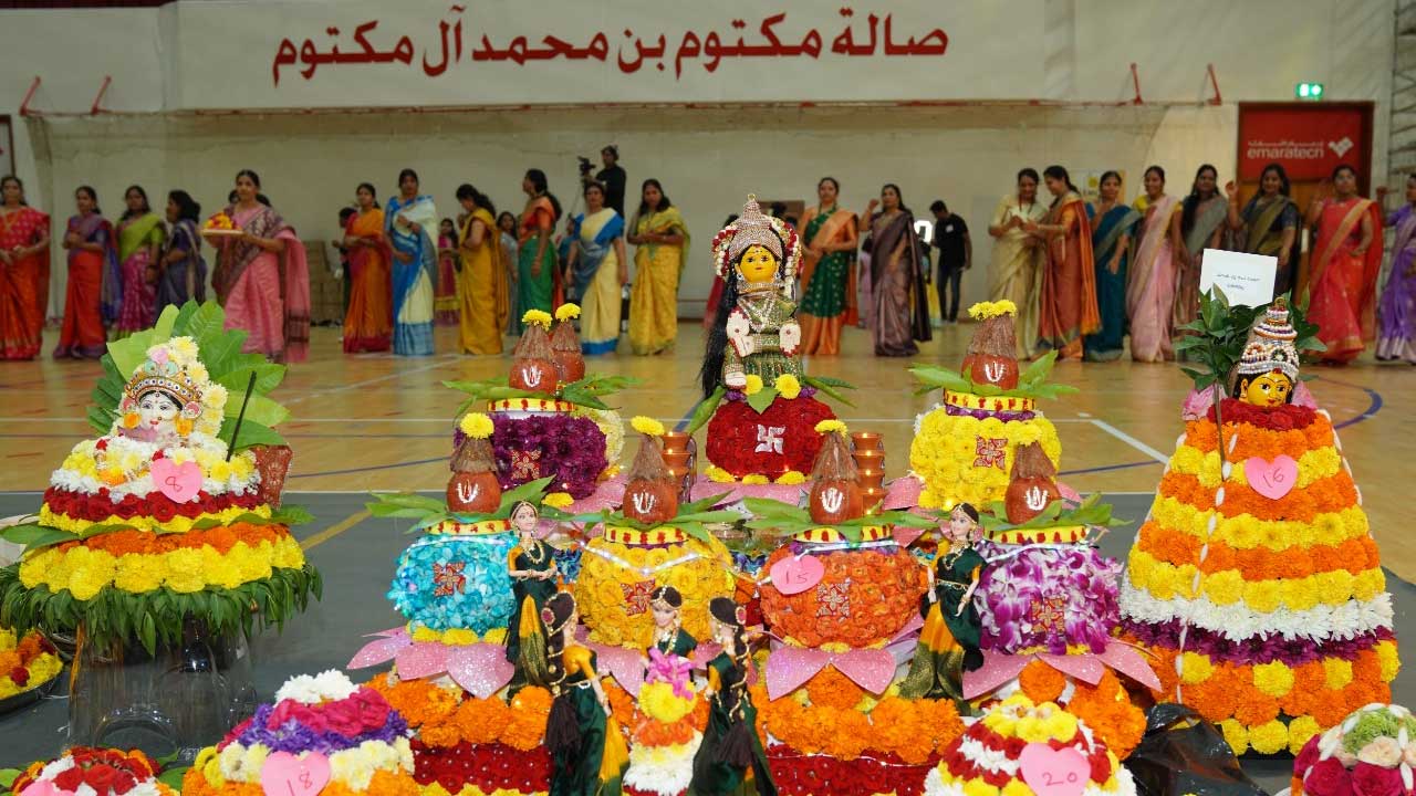 Bathukamma | దుబాయ్‌లో ఘనంగా పూలపండుగ.. బతుకమ్మ ఆడిన ఆడపడుచులు