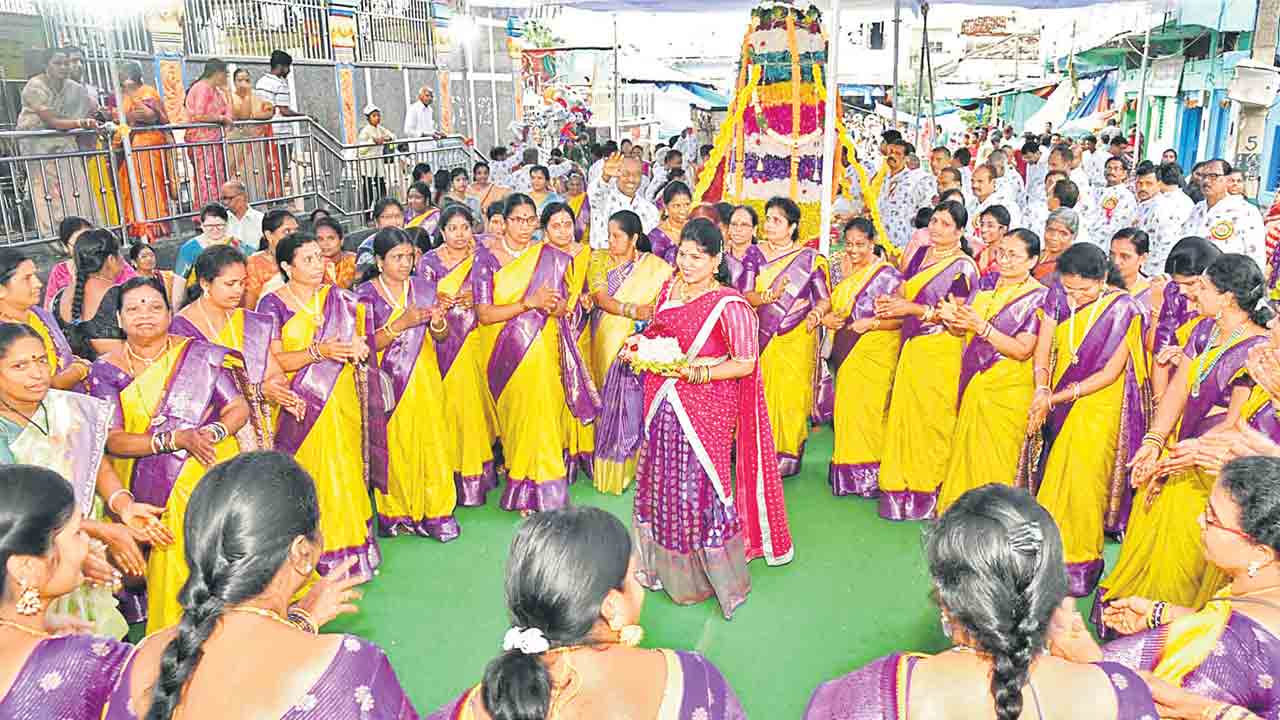 బంగారు బతుకమ్మ ఉయ్యాలో…