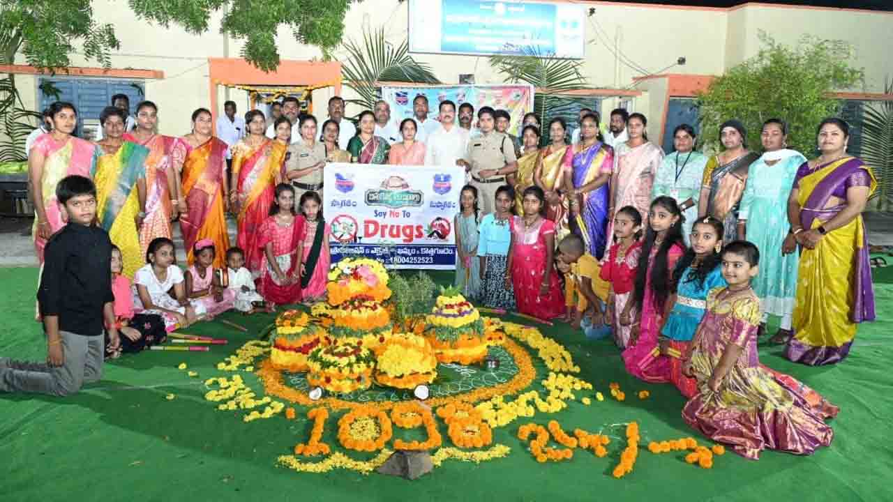 బతుకమ్మ ఆడుతూ.. సందేశమిస్తూ..