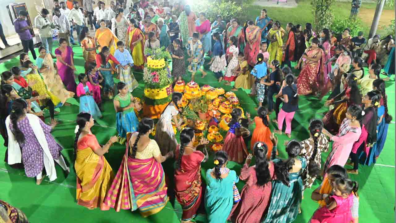 తెలంగాణలో పుట్టీ.. పూలపల్లకి ఎక్కి..