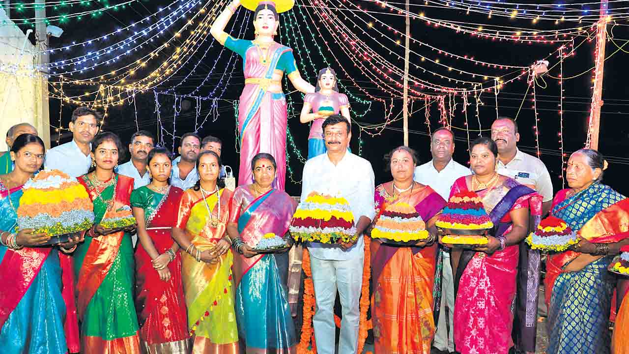 దుబ్బాకలో సద్దుల బతుకమ్మ సందడి