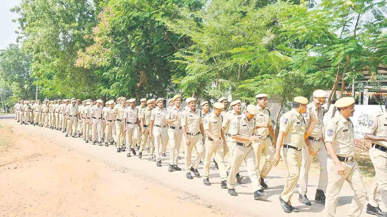 సస్పెండెడ్‌ కానిస్టేబుళ్లకు వేతనం నిలిపివేత