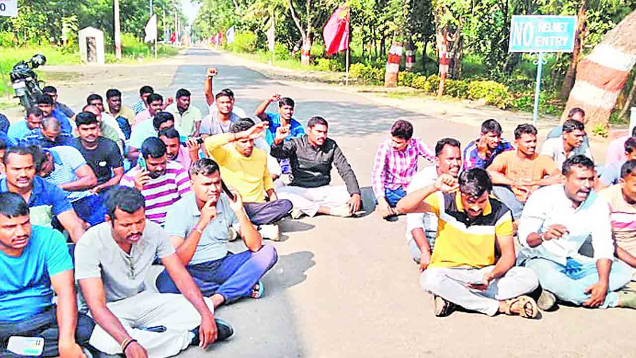 సస్పెన్షన్‌ వెంటనే ఎత్తివేయాలి