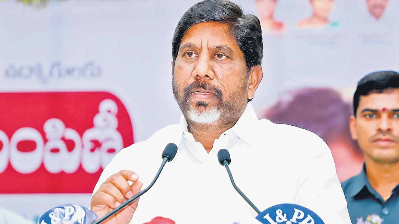 టీఎన్జీవోస్‌ ఇండ్ల స్థలాల సమస్యను పరిష్కరిస్తాం