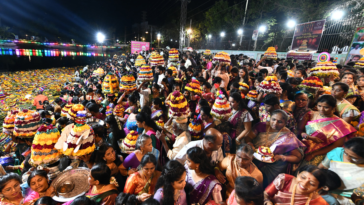 Saddula Bathukamma | తెలంగాణలో ఘనంగా సద్దుల సంబరం.. ఆడిపాడిన మహిళలు