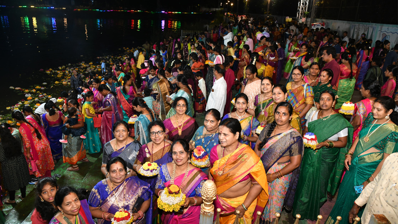 Bathukamma Celebrations | ఘనంగా ఎంగిలిపూల బతుకమ్మ.. పూదోటలుగా మారిన వాకిళ్లు..