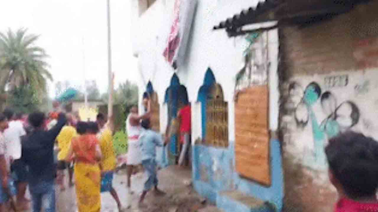 Protests In Bengal | అదృశ్యమైన బాలిక మృతదేహం లభ్యం.. పోలీస్‌ స్టేషన్‌పై దాడి చేసిన జనం