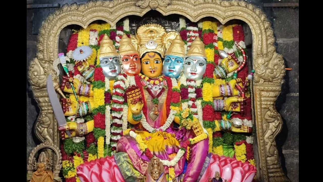 Bhadrakali Temple | గాయత్రిదేవి అలంకారంలో భక్తులకు దర్శనమిస్తున్న భద్రకాళీ అమ్మవారు
