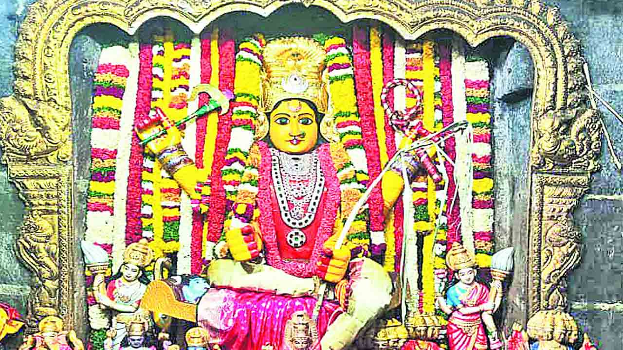 లలిత మహా త్రిపుర సుందరిగా భద్రకాళీ