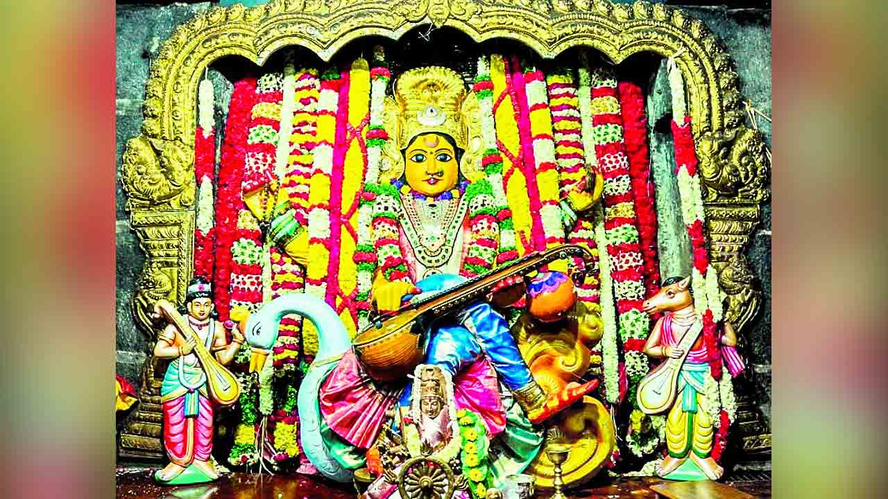 సరస్వతీమాతగా భద్రకాళీ