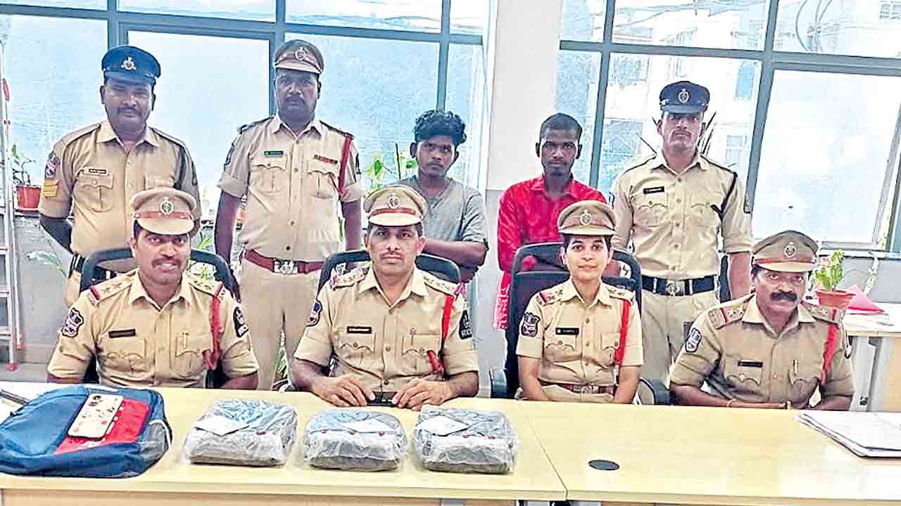 ఊరిలో గంజాయి పండించి.. పట్నంల అమ్ముతున్న ఇద్దరి అరెస్టు