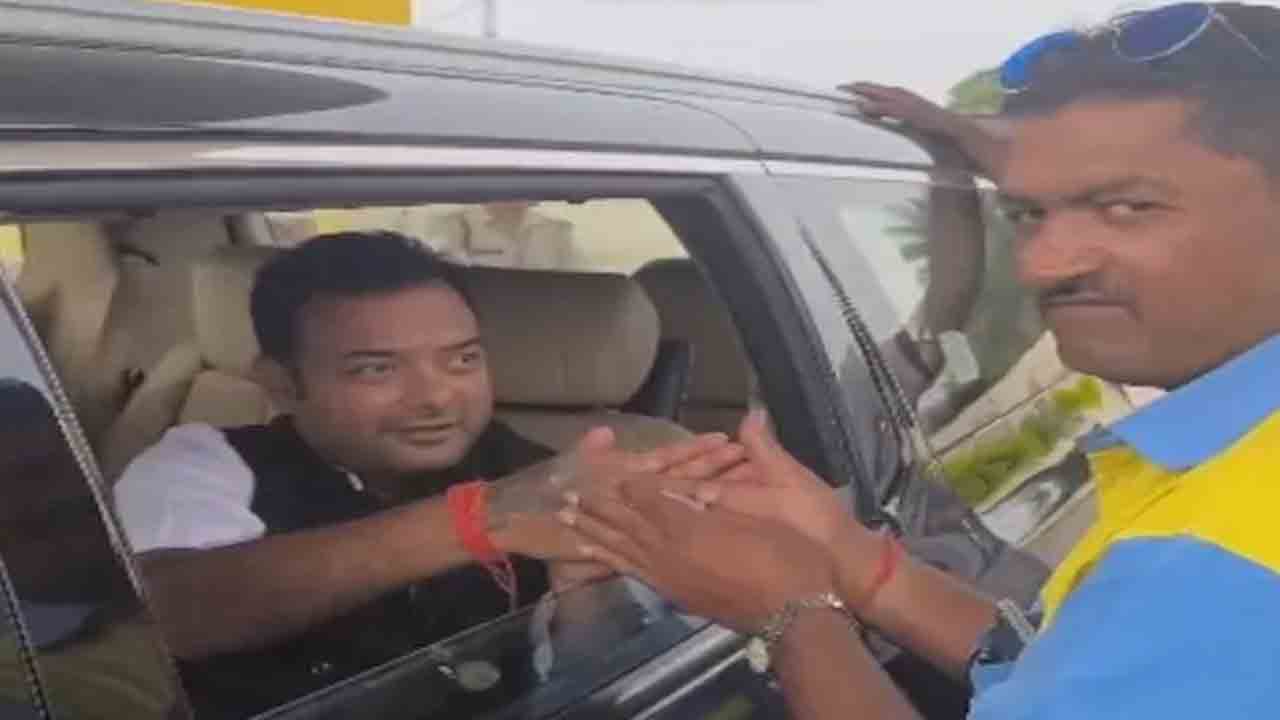 Watch: మీకు ఓటు వేశా, నాకు పిల్లను చూడండి.. బీజేపీ ఎమ్మెల్యేకు వ్యక్తి అభ్యర్థన