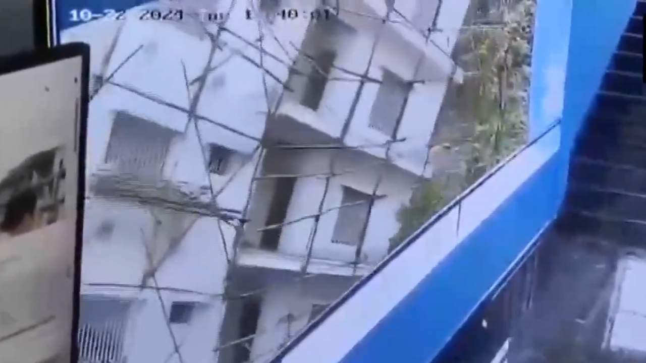 Building collapse | భవనం ఎలా కుప్పకూలిందో చూడండి.. సీసీ టీవీలో బెంగళూరు ఘటన దృశ్యాలు.. Video