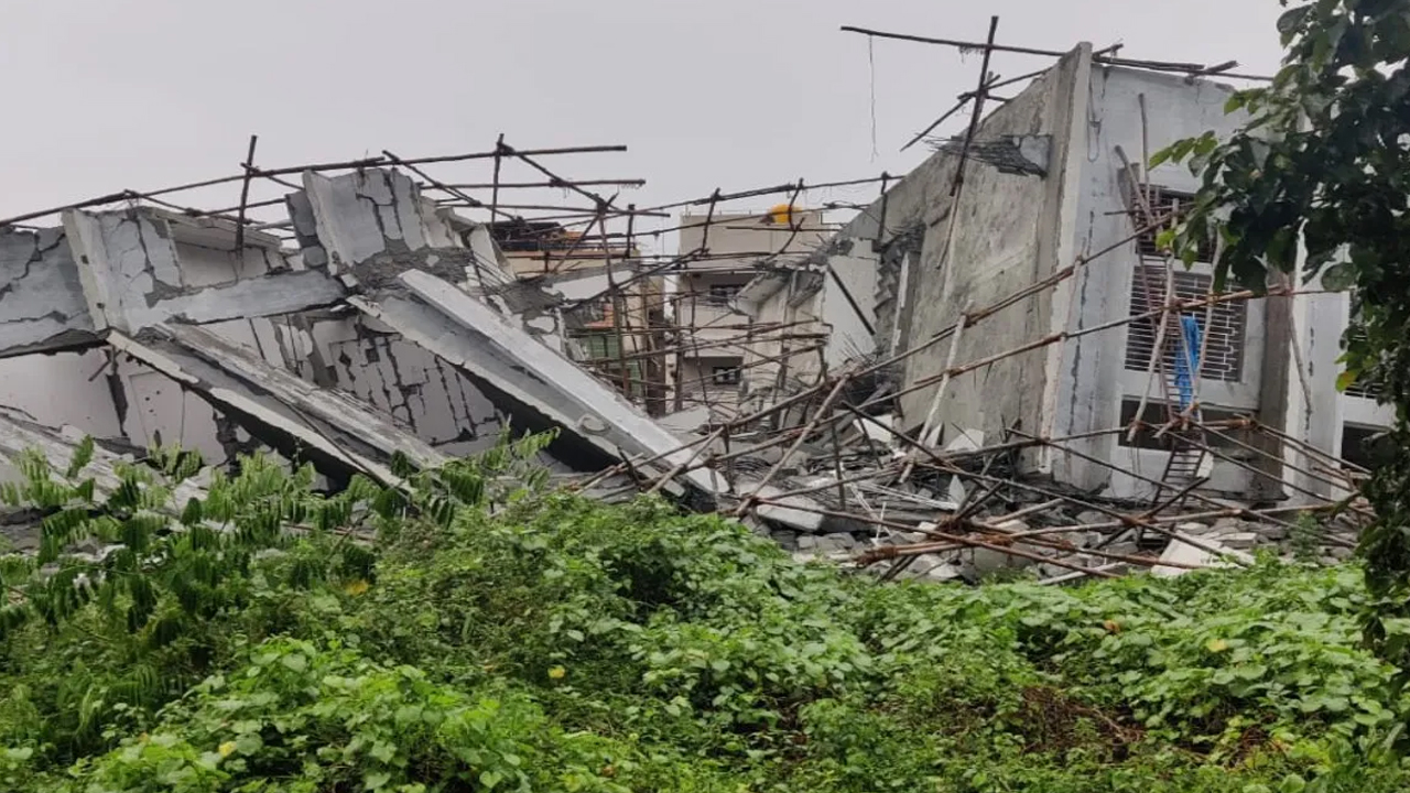 Building collapse | నిర్మాణంలో ఉండగా కుప్పకూలిన బిల్డింగ్‌.. శిథిలాల కింద పలువురు కూలీలు..!